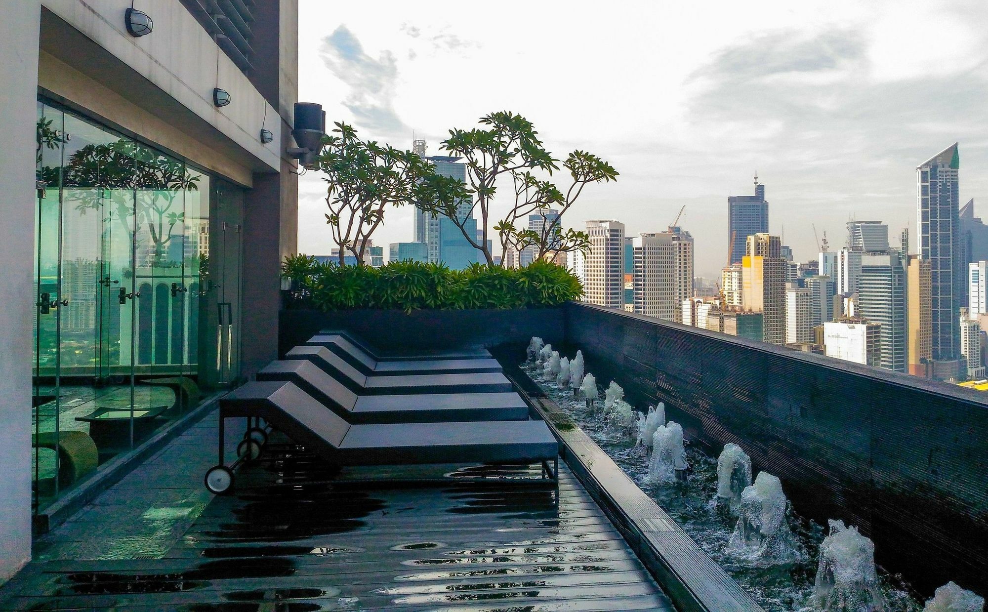 Zen Home Gramercy Residences Makati Макати Экстерьер фото